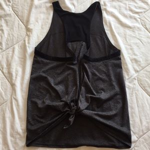 Super stylish tie back lulu tank!!